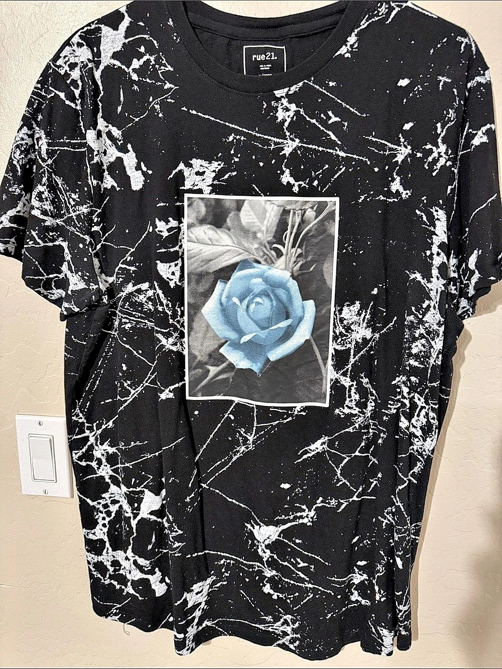Rue21 Abstract Graphic Tee in Black & White Large Like New